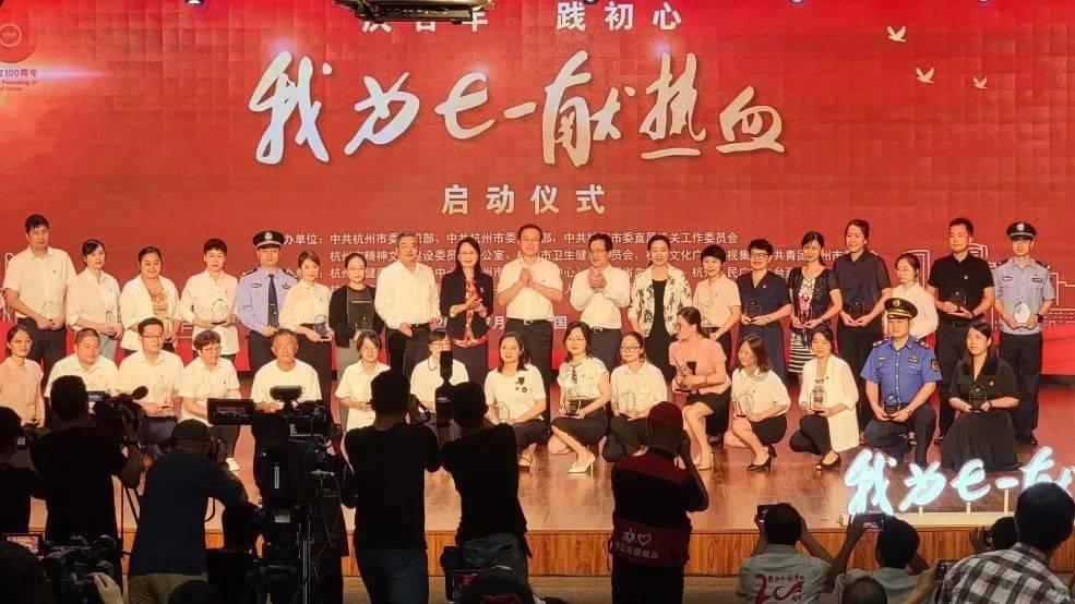 露腰紧身短袖搭配牛仔裤，穿出简洁的美羡煞旁人，你觉得怎么样？